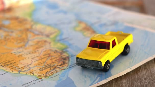 Viajero trotamundos África continente mapa camino safari viaje amarillo camioneta — Vídeos de Stock