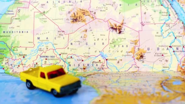 Nord- und Zentralafrika Karte gelber Pickup Truck — Stockvideo