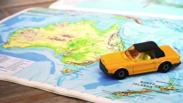 Ausztrália földrajzi Térkép sárga kabrió autó — Stock videók