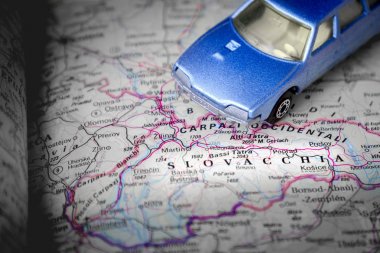 Slovakya harita mavi oyuncak araba siyah ve beyaz arka plan Orta Avrupa