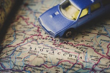 Slovakya harita mavi oyuncak araba arka plan seyahat kavramı