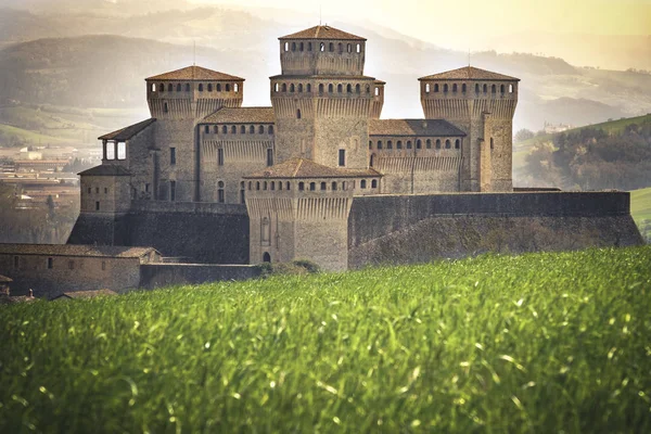 Parma - Italië - Kasteel van Torrechiara meadow vale panorama betoverde land en fantasie instelling — Stockfoto