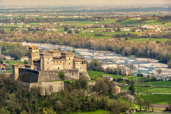 Luchtfoto van het kasteel Parma Italië Torrechiara van Castello di Torrechiara in Emilia Romagna panorama Italiaanse kastelen — Stockfoto