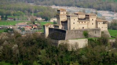 Castello di Torrechiara Parma - Emilia Romagna - İtalya - Hava panorama İtalyanca kaleler kaydırma