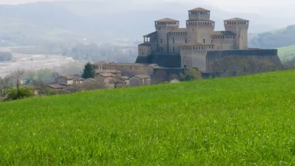 パルマ - イタリア - 城の Torrechiara 草原風の谷パノラマ - エミリア ・ ロマーニャ州イタリアの城 . — ストック動画