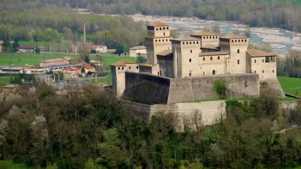 Castello di Torrechiara in Parma - Emilia Romagna - Italy - aerial panorama panning of Italian Castles — Stock Video