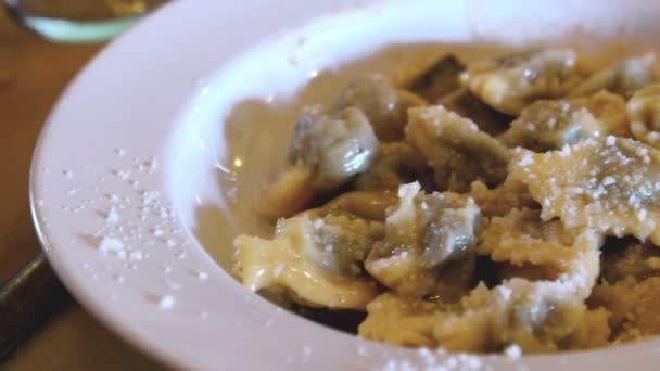 Agnolotti Anolini com parmesão variação cozinha tradicional italiana de massas de ravioli de Emilia Lombardia e Piemonte — Vídeo de Stock