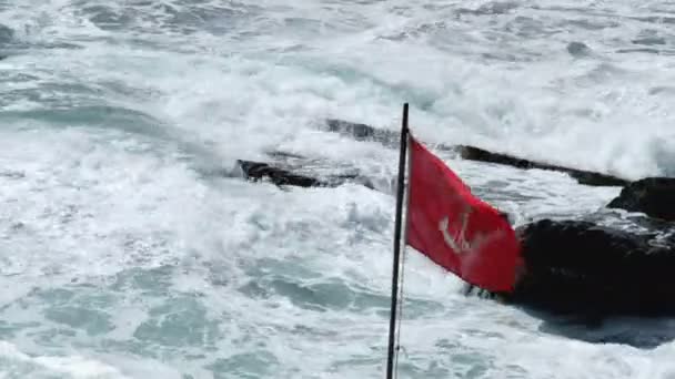 Ruwe onweer zee rode vlag anker achtergrond — Stockvideo