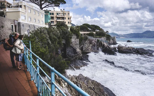 Genua Nervi - Italien, - senior par stormigt hav kust reef stenar — Stockfoto