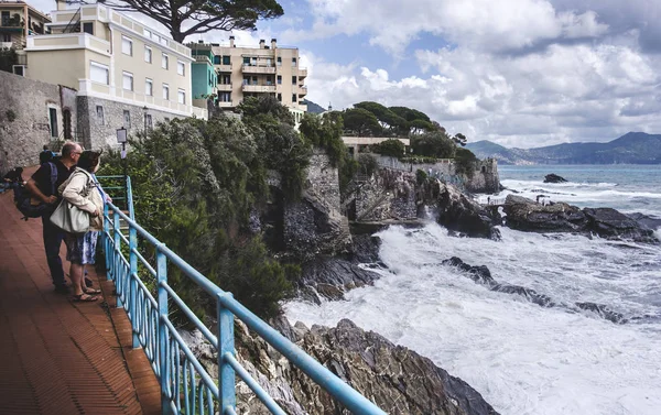 Cenova Nervi - İtalya, - kıdemli çift fırtınalı denizde sahil resif kayaları — Stok fotoğraf