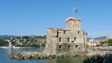 Rapallo - Cenova - İtalya - Rapallo kale sallayarak İtalyan bayraklı Denizi üzerinde