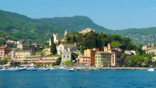 Jižní europa - Italská riviéra vesnice Santa Margherita Ligure. malebné město pohled z vyhlídkové lodi — Stock video