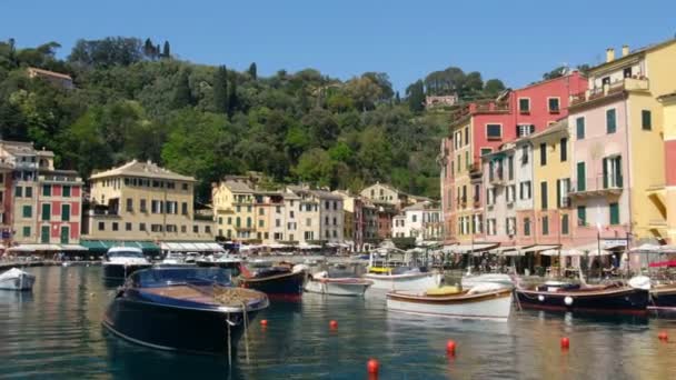 Portofino Génova italia barco de crucero riviera italiano que llega a Portofino puerto deportivo pueblo rico — Vídeo de stock