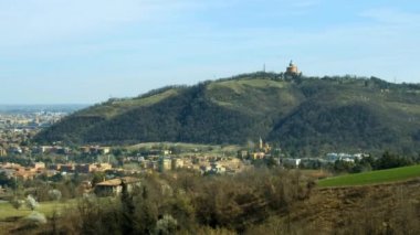 Tizzano 'lu Casalecchio di Renos Eremo' dan Bologna 'daki Colle Della Guardia tepesinde San Luca Tapınağı