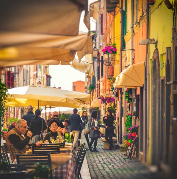 Senioren paar toeristen in Italiaans restaurant, Kaukasische oude man en asiatische dame dineren in pittoreske traditionele bistro in de straten van Rome - Italië — Stockfoto