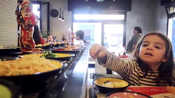 Conveyor belt sushi or kaiten zushi asian fusion and japanese fast food restaurant — Stock Video