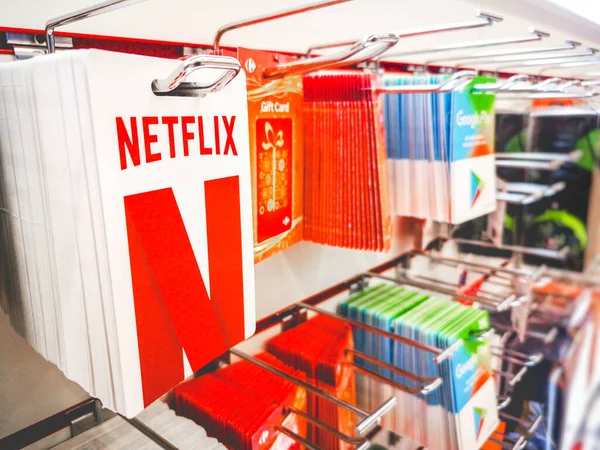 Netflix karty upominkowe półka supermarket — Zdjęcie stockowe