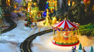 Atlıkarınca treni ve balonlu klasik oyuncakçı beyaz karlı Noel seti.