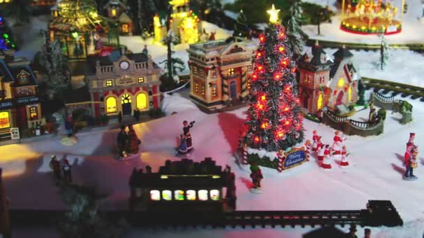 Miniatur-Weihnachtsbaumstadt Dorf mit Zügen Tram-Seilbahnwagen — Stockvideo