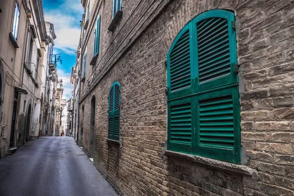 Hdr profonde ruelle étroite maison fenêtre rez de chaussée — Photo