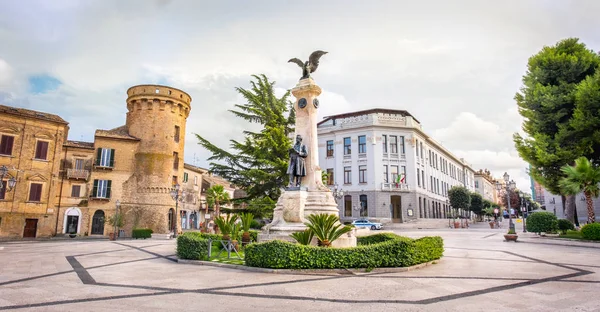 Abruzzo πλατεία της πόλης στην Ιταλία, Vasto με το άγαλμα στην πλατεία Piazza Gabriele Rossetti — Φωτογραφία Αρχείου