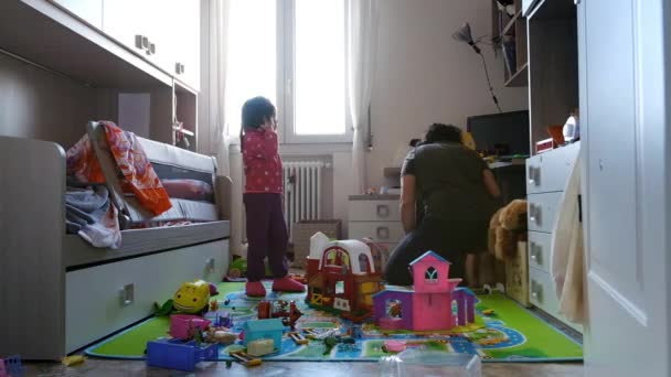 Far och dotter ren rörig liten flicka rum från leksaker — Stockvideo