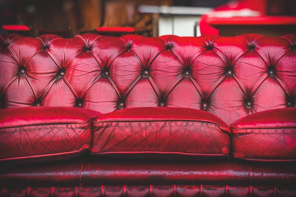 Pusty czerwony sofa w przytulny salon pokój staromodny vintage zbliżenie — Zdjęcie stockowe
