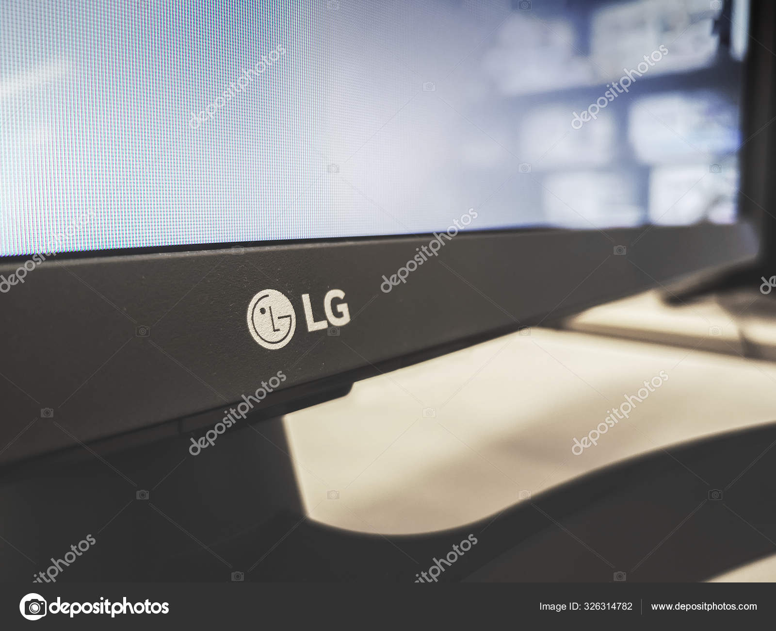 컴퓨터 모니터에 있는 LG 브랜드 로고와 기호 — 스톡 에디토리얼 사진 © philfreez@gmail.com #326314782