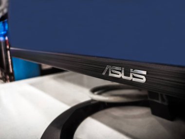 Bilgisayar ekranında Asus markası logosu