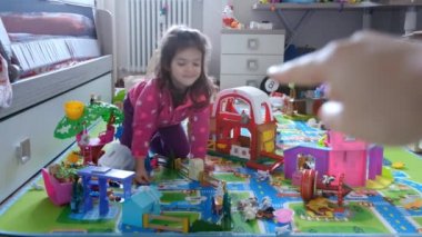 İtaatsiz küçük yaramaz kız yaramaz akıllı çocuk bak çocuk babasını ve annesini dinleme odasını temizlemelerini söylediklerinde
