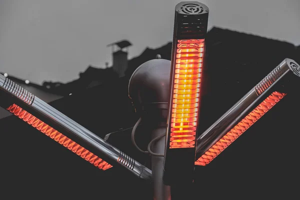 Θερμαντικές υπέρυθρες λυχνίες αερίου αίθριο θερμαντήρες με προπάνιο σε ένα ζεστό φως πόλο στο δρόμο — Φωτογραφία Αρχείου