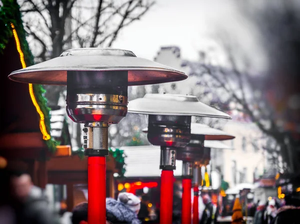 Fila di riscaldatori patio a gas con lampada di calore propano sulla strada in giorno d'inverno — Foto Stock