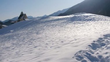 Dağ manzarası, güzel kar izleri kış sabahı panoramik kilisede.