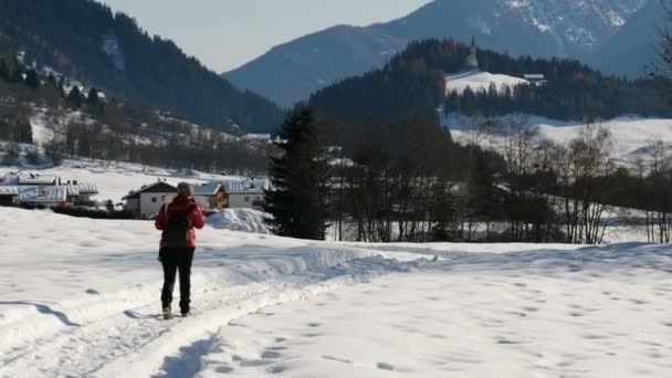 Berg excursie vrouw sneeuw wandelen ontwaken — Stockvideo