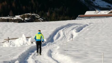 Karda koşan bir sporcu