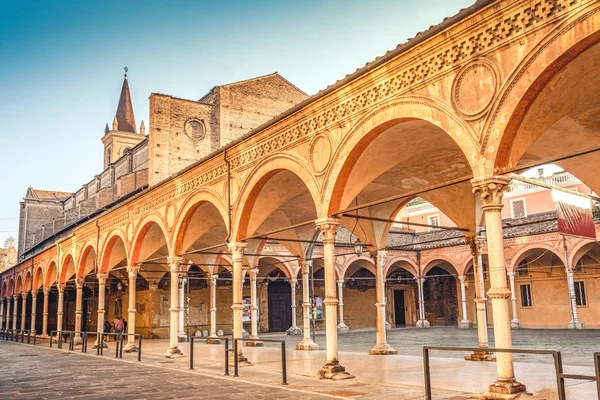 Bologna lokale bezienswaardigheid van Emilia Romagna regio van Italië - Santa Maria dei Servi of Santa Lucia kerk en boog of Portico — Stockfoto