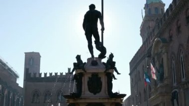 İtalya 'nın Emilia Romagna bölgesinin Bologna yerel simgesi - Piazza Maggiore' daki Fontana del Nettuno heykeli ya da Neptün çeşmesi
