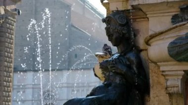 İtalya 'nın Emilia Romagna bölgesinin Bolonya yerel simgesi - Neptün heykeli ya da Fontana del Nettuno' nun kadın göğüslerinden fışkıran su oluğu ayrıntıları
