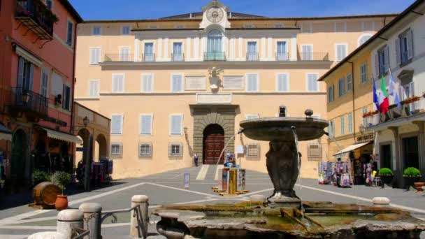 Romprovinsens lokala landmärke Castel Gandolfo i regionen Lazio i Italien. Palazzo Pontificio byggnaden i Piazza della Liberta torget med fontän — Stockvideo