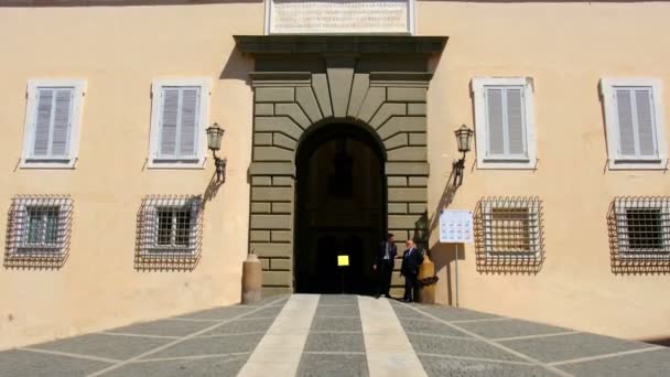 Róma tartomány helyi nevezetessége Castel Gandolfo Olaszország Lazio régióban. Palazzo Pontificio épület bejárata — Stock videók