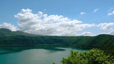 Roma yerel simgeleri Castel Gandolfo Lazio bölgesi - Arnavut krater gölü üzerinde yüzüyor 