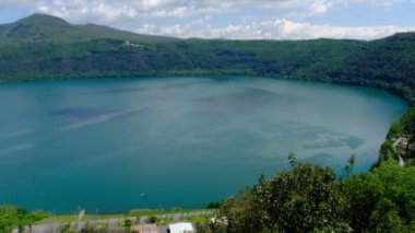 Roma yerel simgeleri Castel Gandolfo Lazio bölgesi - Arnavut krater gölü üzerinde yüzüyor 