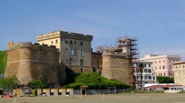 Nettuno Lazio bölgesinin Roma yerel simgesi İtalya - Nettuno şehir plajı ve Forte Sangallo şatosu yaz yeri