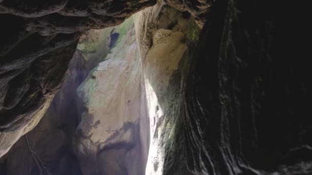 Таинственная пещера с художественным лицом, вырезанным в скалах — стоковое видео