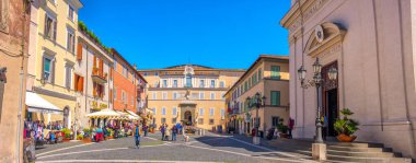 Panoramic Rome ilinin yerel simgesi - Lazio 'daki Castel Gandolfo - İtalya - Piazza della Liberta' daki Palazzo Pontificio binası