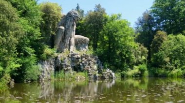 Firenze, Toskana bölgesinin yerel simgelerindendir. Colosso Dell Appennino 'nun heykeli ve göleti İtalya' nın Floransa yakınlarındaki Pratolino kamu bahçelerinde yatay dönüm noktasındadır. 
