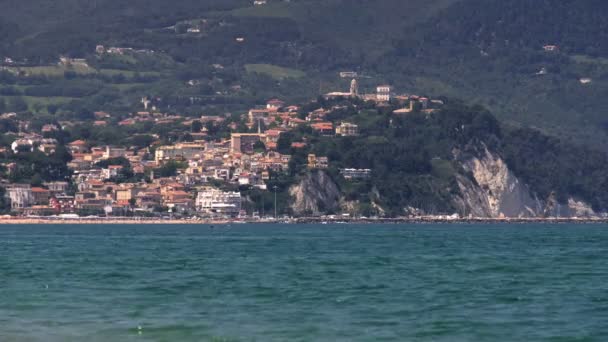 Región de las Marcas hito local de la provincia de Numana Ancona en Conero - Italia. Numana pueblo adriático costa del mar — Vídeo de stock
