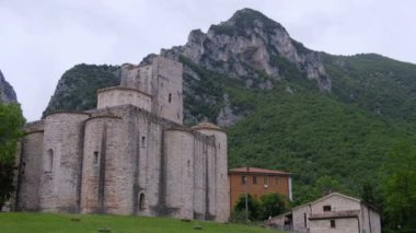 Ancona vilayeti Marche bölgesi İtalya Manastırı San Vittore, Frasassi mağaraları yakınında Conero sahilinden popüler bir gezi