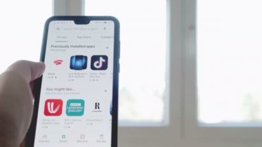 Akıllı telefon kaydırma üzerinde el ile Google Play Store pazar uygulaması 