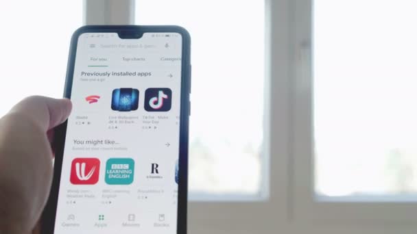 Akıllı telefon kaydırma üzerinde el ile Google Play Store pazar uygulaması — Stok video